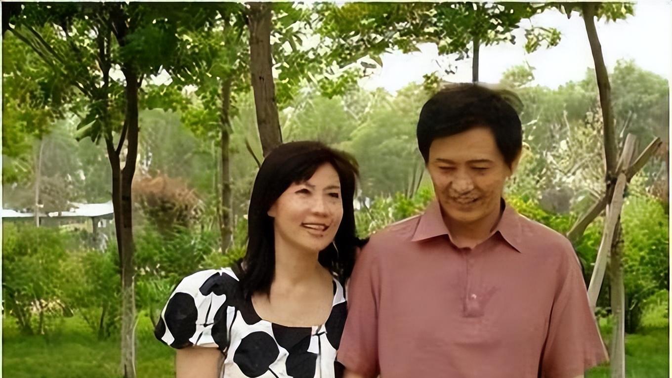 和董卿同居6年，与倪萍是春晚搭档，56岁的程前如今堪称冻龄男神