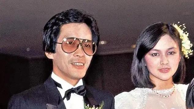 62岁关之琳与香港富商同游敦煌！沙漠豪华酒店开party，富商老婆晒照回应…