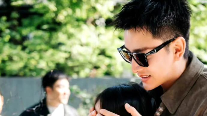 李小璐生日宴现场穿着好大胆！内衣外罩层薄纱，状态哪像43岁