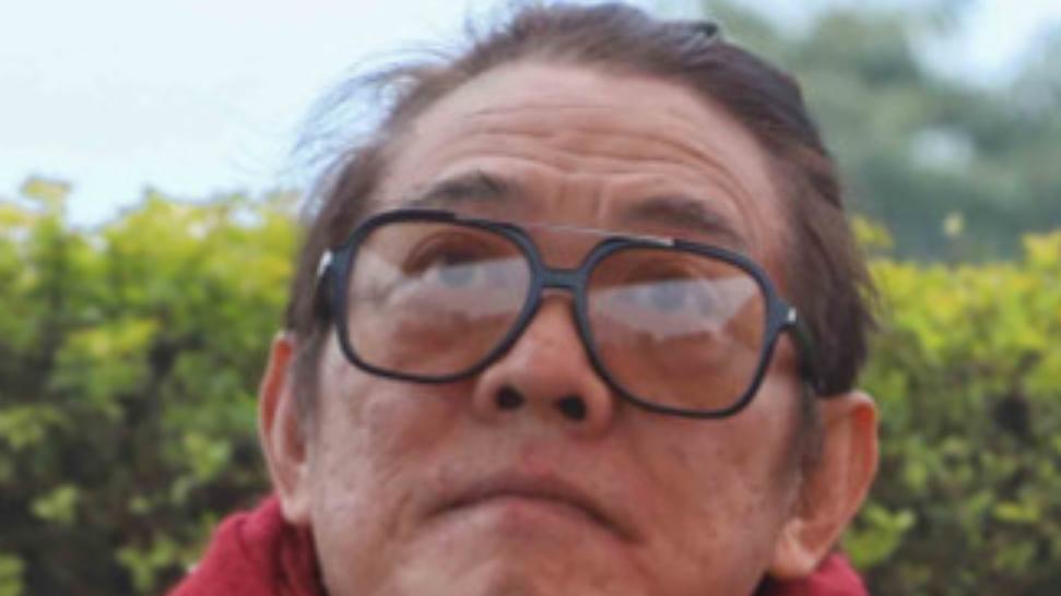 61岁李连杰苍老认不出！与巅峰时期判若两人，娇妻利智也美貌不再