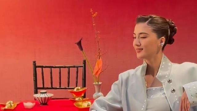 女星吴千语出席宴会，气质优雅贵气十足，小腹隆起疑似怀孕引关注