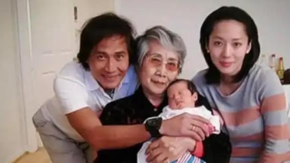 齐秦被曝患肺癌晚期，正在北京积极治疗，小儿子今年刚满10岁