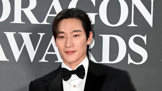 众星云集青龙奖之夜，汤唯夫妇十指紧扣压轴登场，大气松弛很惊艳