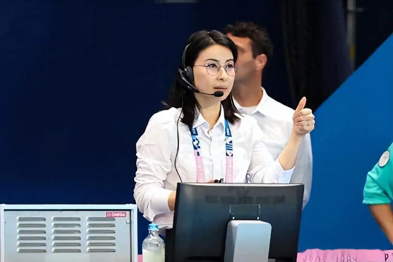 巴黎奥运盛事起，霍震霆双肩包显低调，力挺郭晶晶主母地位不动摇