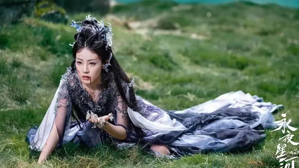 演完《长相思》演《永夜星河》，从最美杀手到最美NPC，妆造太美愣是没认出来