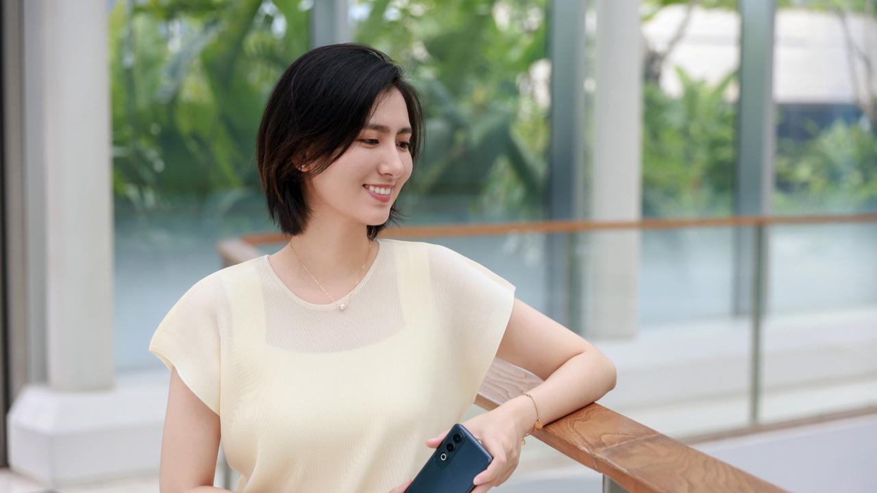 美女配靓机，莫妮卡手持新机颜值爆表