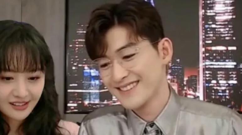 34岁郑爽美国陪爸爸逛商场，穿超短裤秀纤细漫画腿，手握2.3亿亲自带娃