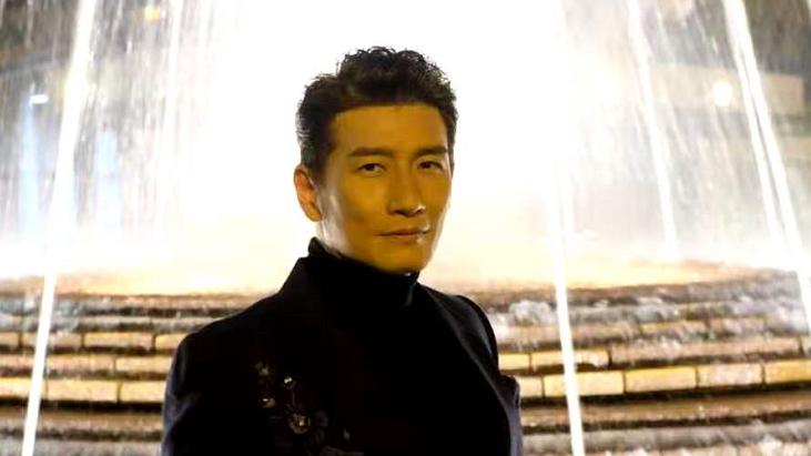 他身高1.88是亚视三雄之一，曾获赞最有台型，夫妻皆面嫩保养有招