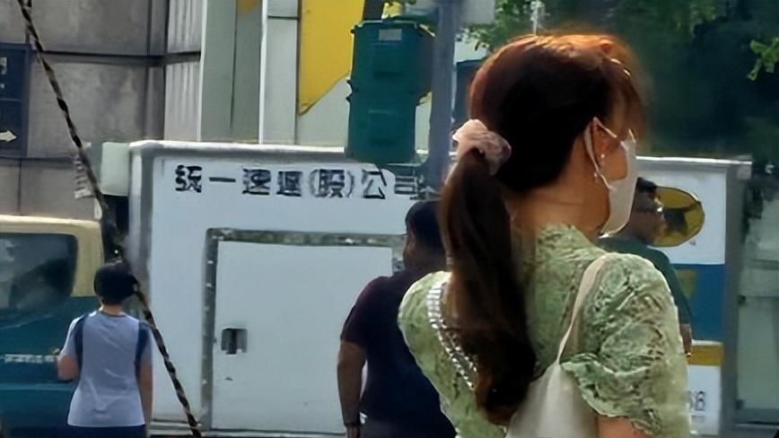 林志玲一家三口现身街头，绿色镂空裙显老气，老公与节目判若两人