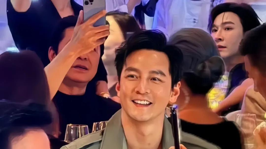 被嘲发福变老的吴彦祖，50岁又帅?回了颜值巅峰！