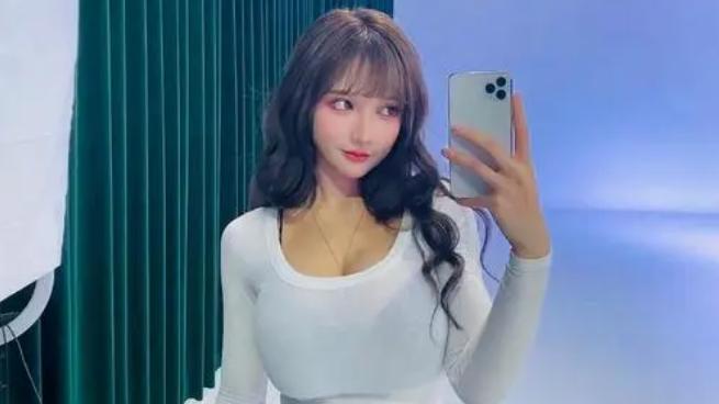 米娜疑似胸贴漏了，超管不留情扣分！女神当场痛哭：又是几天白干