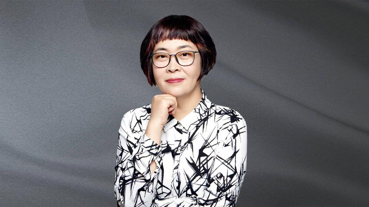 59岁央视主持张越现状：鼻孔外翻身形暴瘦，与土狗为伴，不敢认