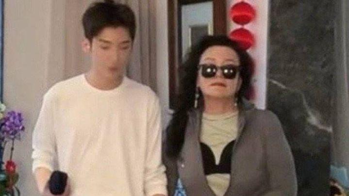 张兰模仿大S葬礼造型引争议！男主播外穿女贴身衣物，还卖硅胶贴