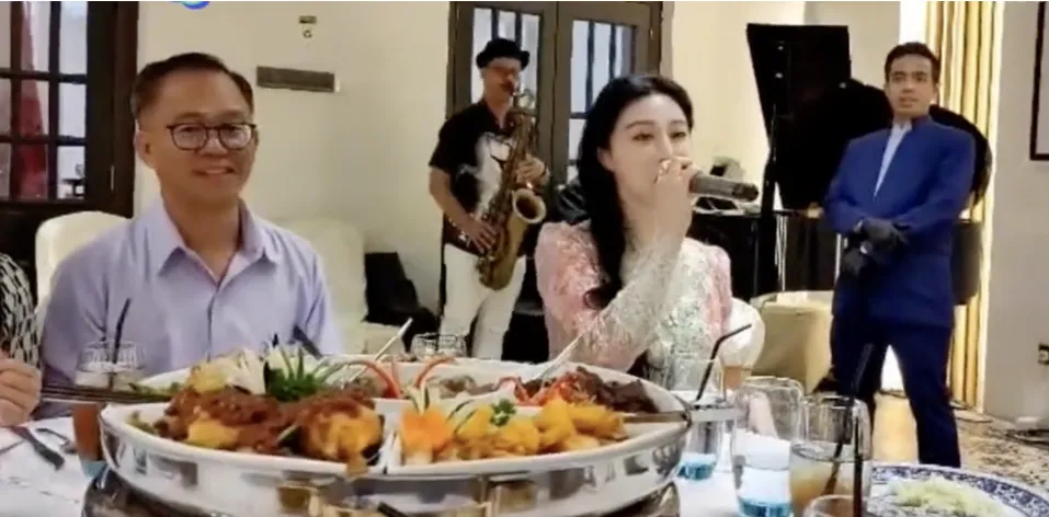 太豁得出去！继卖面膜后，范冰冰最新陪酒照流出，一个举动让人唏嘘