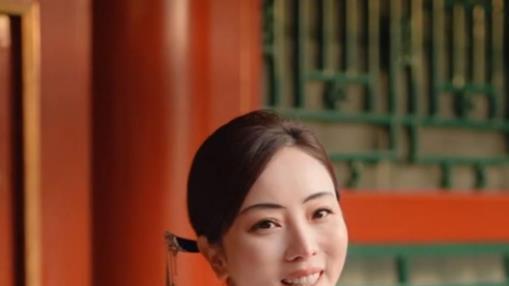 央视主持人李思思近照曝光，身材发福、膀大腰圆，满脸“富态像”