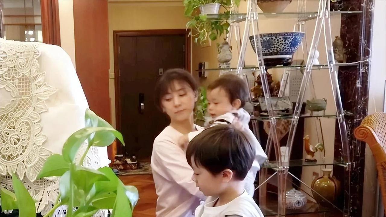 风流导演尤小刚：63岁娶33岁周庭伊, 64岁连生两子, 71岁还不敢退休