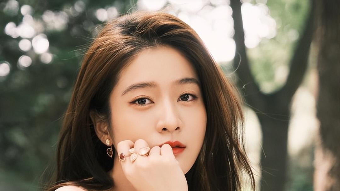 6岁就被导演选中，从当红小花旦跌落神坛，被感情耽误太可惜