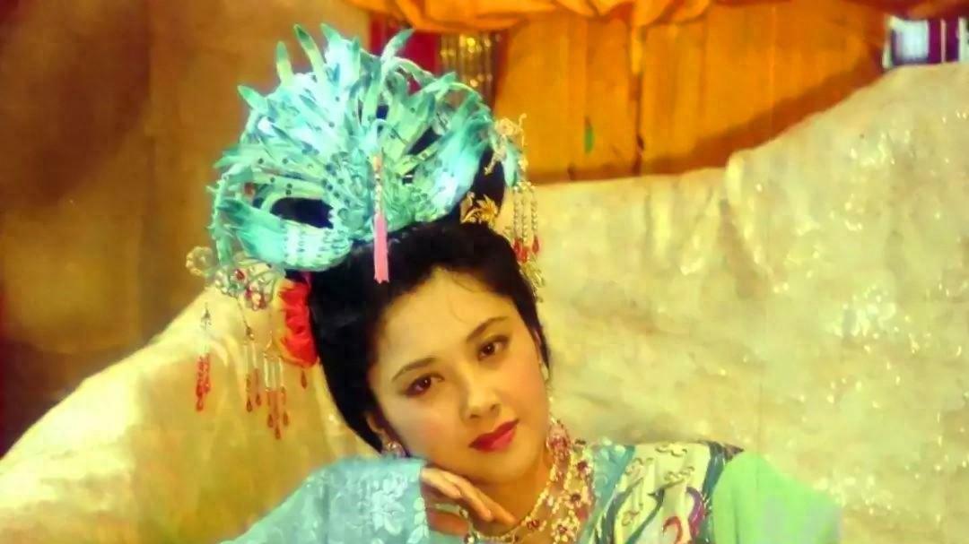 看了72岁朱琳的打扮，我悟了：不穿老年装、留肩上短发，优雅得体