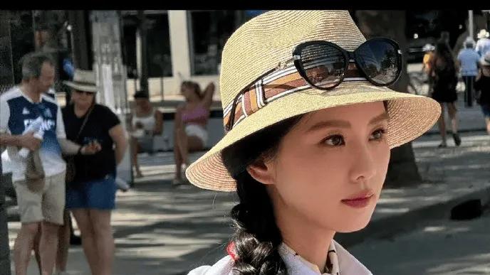 37岁刘诗诗现身巴黎，身穿新中式惊艳奥运赛场，吴奇隆真是好福气