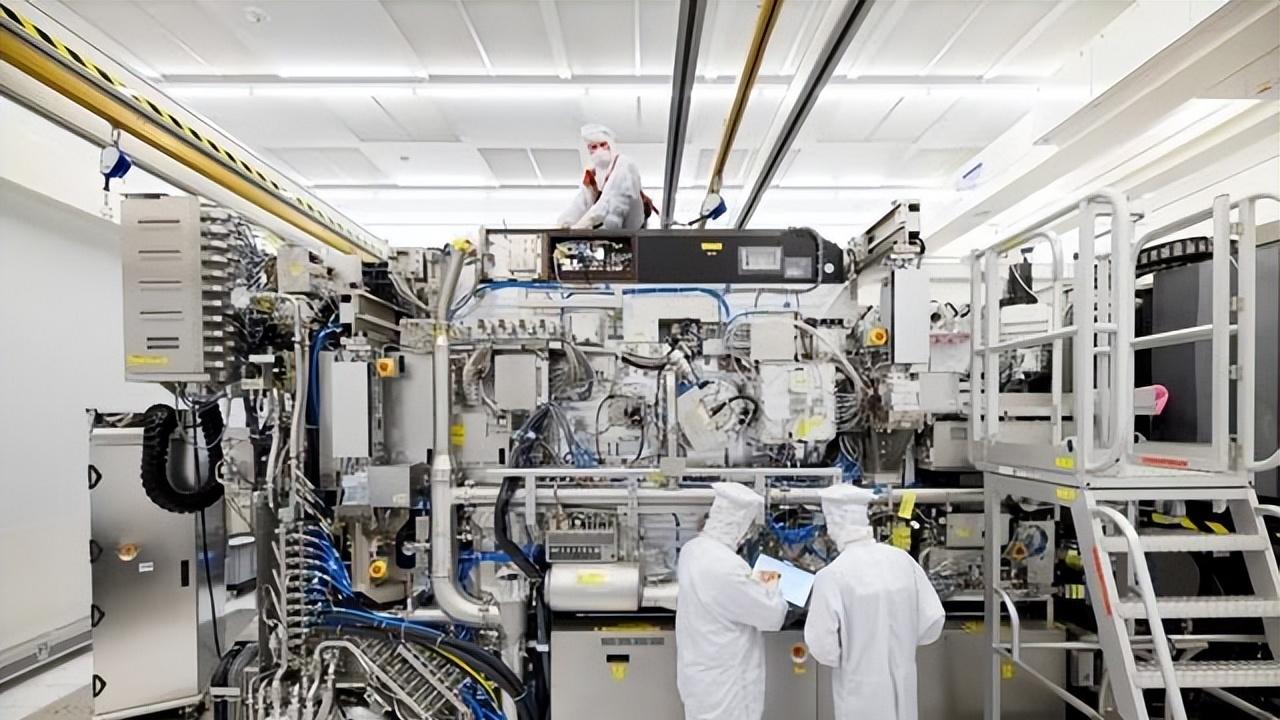 中国投入巨额！为华为自主自研光刻机，或能打破技术瓶颈