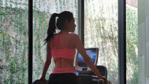 李若彤私密照曝光，身材太顶！网友：她都57了吗？说27我都信…