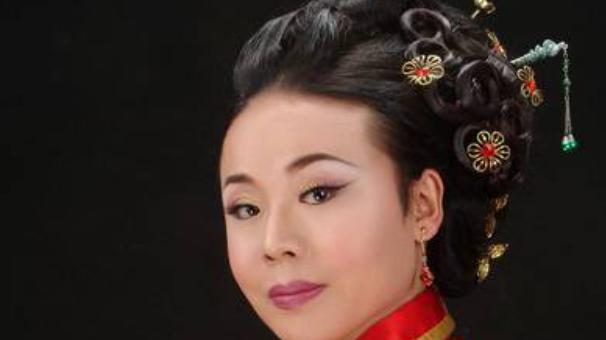 王婆说媒换人后风格大变！边玉洁荤段子张口就来，他的性别惹争议