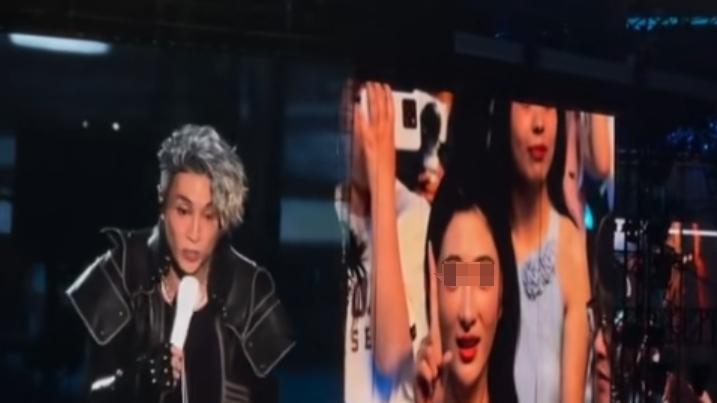 薛之谦演唱会女网红身份被扒，眼镜哥气的中途离场，女方删光视频