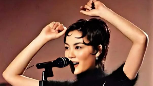 55岁王菲晒近照，被骂像清洁工！网友：除了一首红豆，她还唱了啥？