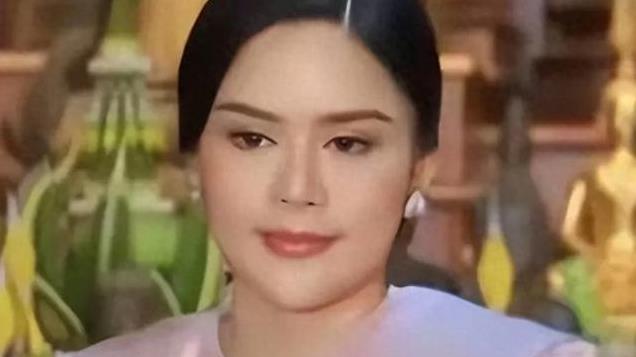 诗妮娜改名后首次露脸，披肩新照登上王室海报，泰王给贵妃念想