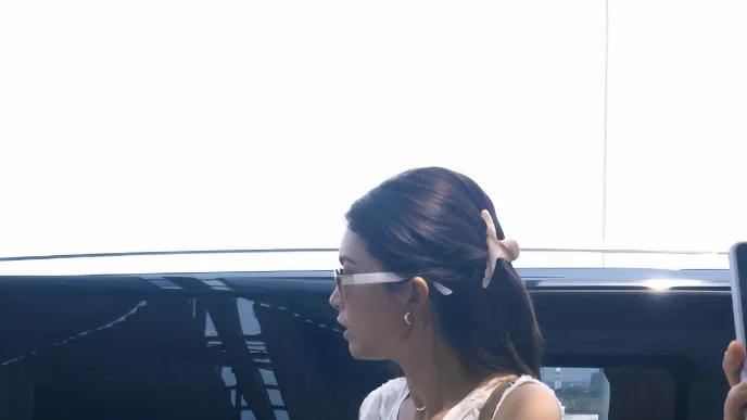 35岁文咏珊被偶遇：穿白色V领提着小箱子，皮肤白皙像小姑娘