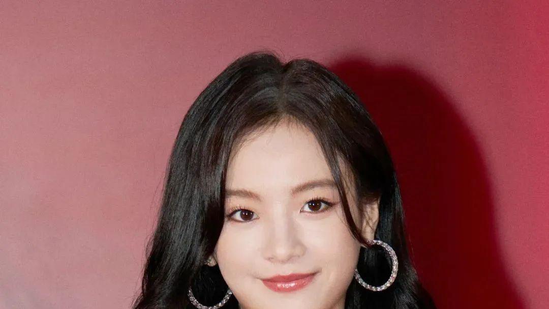 李庚希获金鸡影后，一身深V亮片裙，身姿迷人