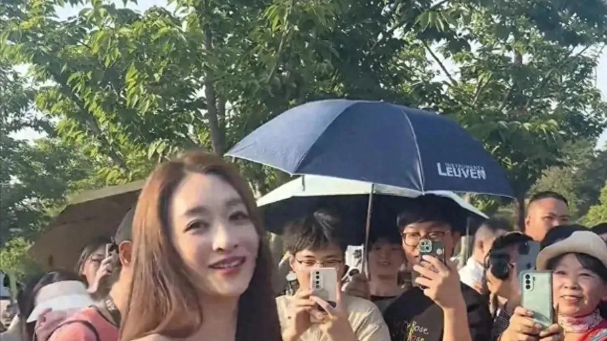 年近50的李小冉美得不可方物，好心态让她越活越年轻。