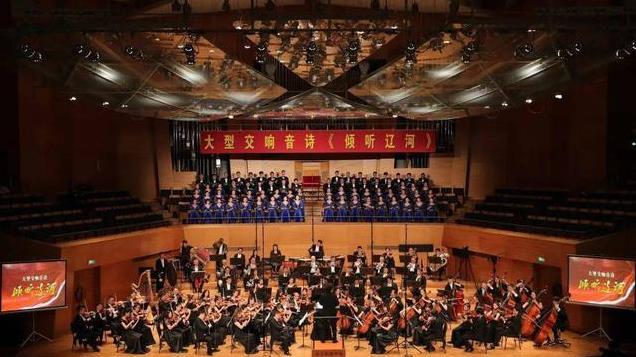 他8次上春晚，作死被捕入狱，今54岁无人问津，穿紧身牛仔裤卖唱