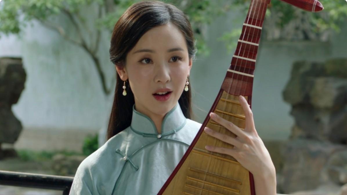 当30岁陈都灵对比43岁张瑶，我终于明白，颜值在气质面前不值一提