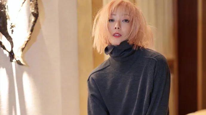 郑秀文巴黎街头光顾小贩，77元买了一大包板栗，兴奋到手舞足蹈