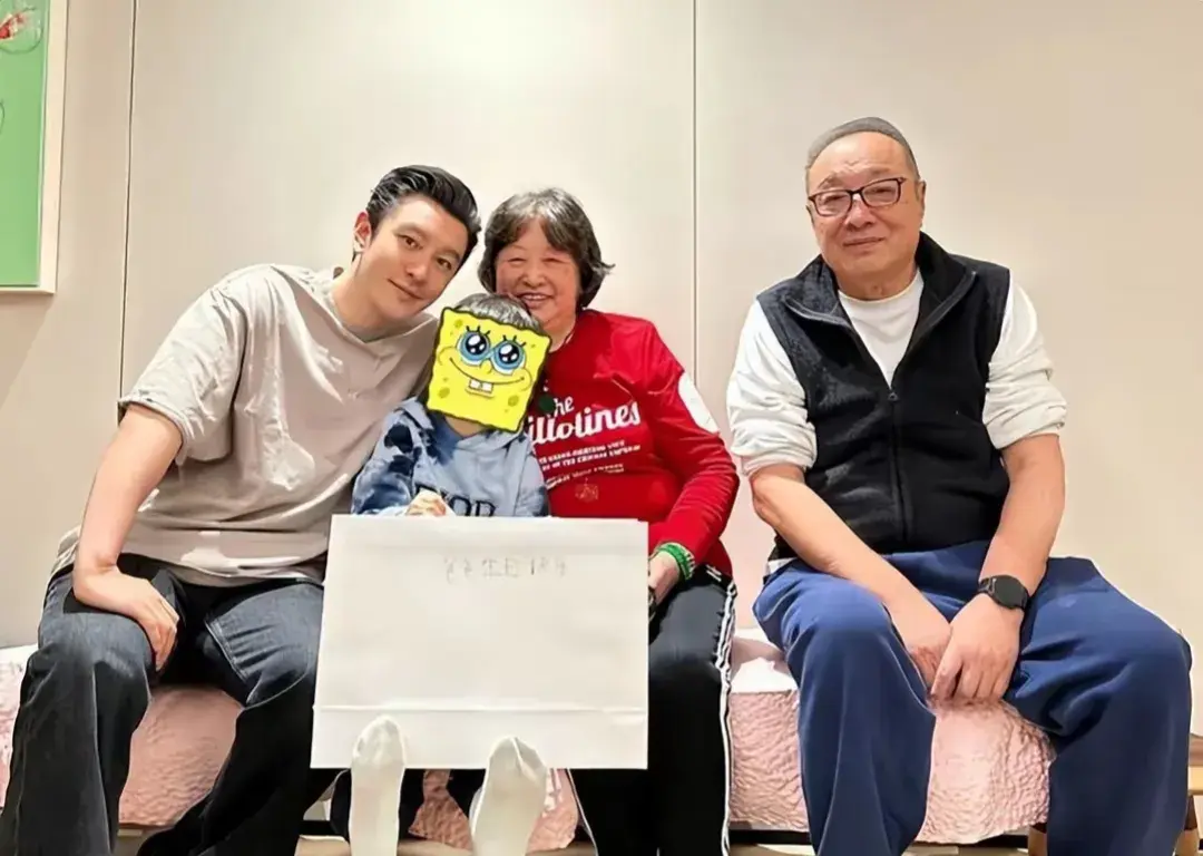 47岁黄晓明晒中秋家宴，小海绵与爷爷奶奶举杯庆祝，老人笑开花！