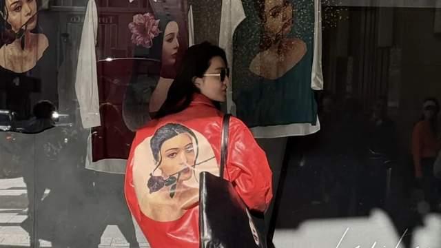 43岁范冰冰美到日本去了，穿黑色皮衣又酷又美，比在场男士都霸气