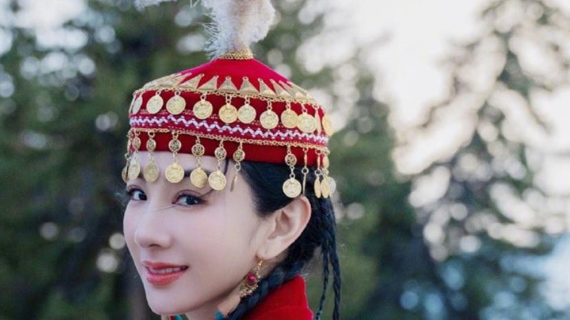 46岁黄奕近照美到认不出！单身10年逆龄生长，和女儿同框似姐妹