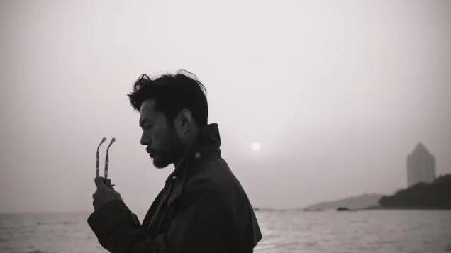 他52岁未婚，有北京户口却为母亲定居青岛，出道20年零绯闻