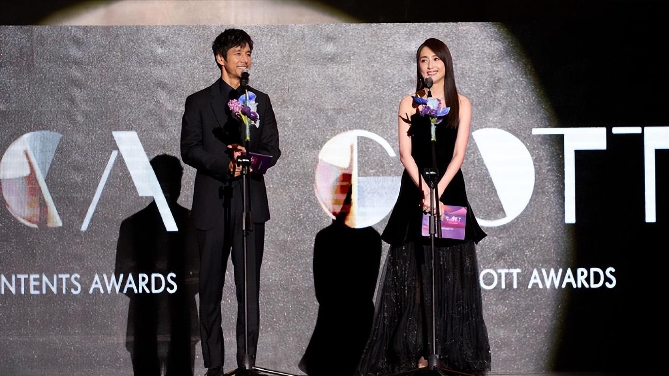 柯佳嬿评审亚洲内容大赏，胡歌后台亲切合影，诠释电影人的风采