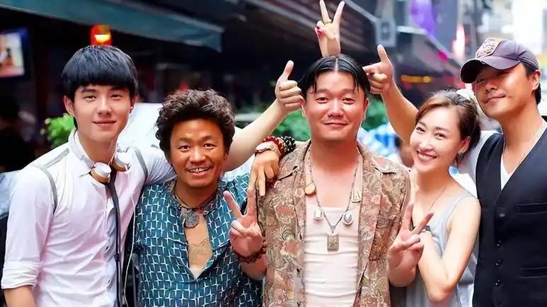 筷子兄弟解体8年，肖央已身家百亿，55岁王太利如今怎么样了？