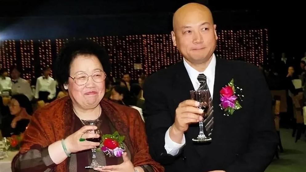 女首富陈丽华，年轻照片曝光，观众：怪不得，迟重瑞鞍前马后