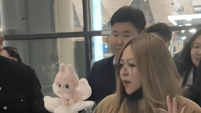 52岁张惠妹瘦出新高度，锥子脸再现，穿20cm高跟鞋如履平地