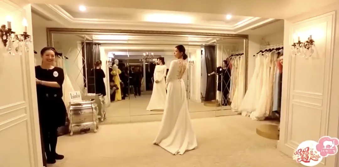 49岁贾静雯瘦得不敢认：穿短裙颜值惊人，刘德华说得不错