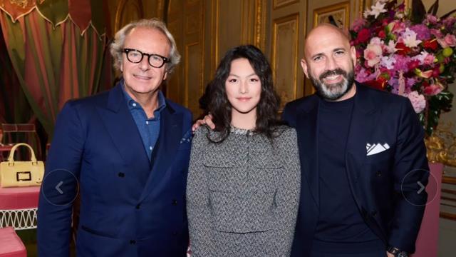 14岁王诗龄罕露面，身高反超李湘，采访时全程英文，尽显名媛气质