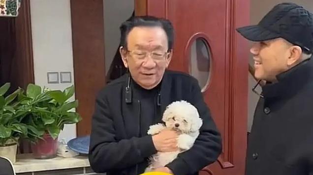 杨议父子为侯耀华摆家宴，吃的是面条咸菜，侯二带的礼物很讲究