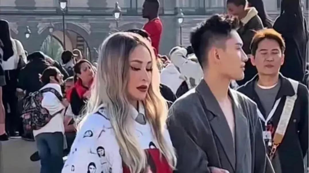 萧亚轩真的是壕！连拐杖镶满钻石，真是超级奢华 ?