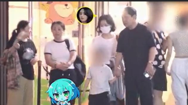 赵丽颖带全家出门吃饭！老父亲衣着光鲜帮忙看孙，一家人其乐融融