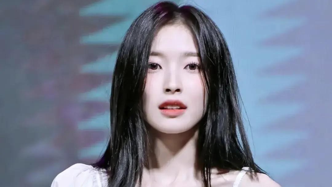 崔乂园白到发光的大长腿，白白亮亮秀色可餐