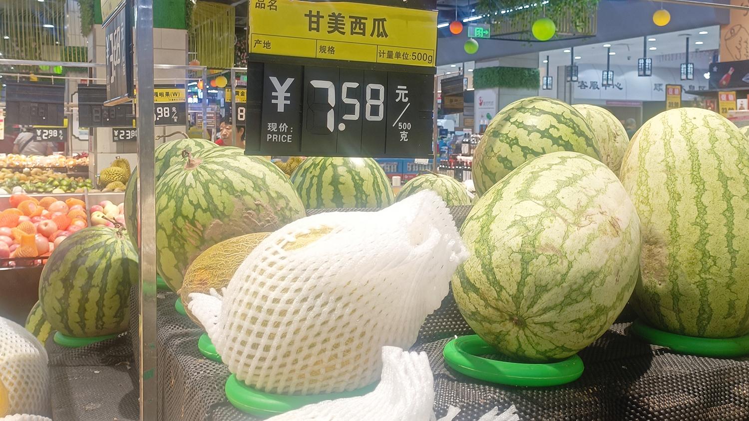 西瓜价格暴涨，贵到七块多一斤，买一个西瓜可以买一个榴莲